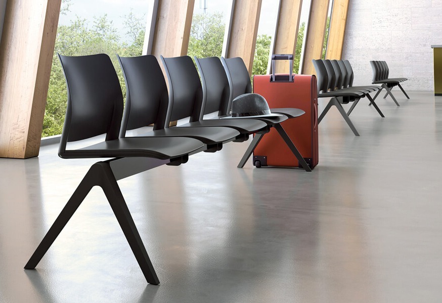 Agencement d'une salle d'attente avec des bancs ergonomiques