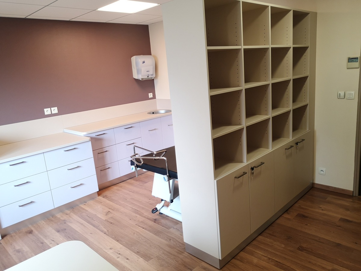 Agencement d'une salle de consultation avec ses rangements discrets