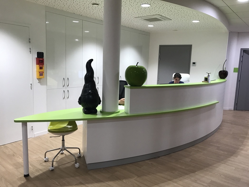 Aménagement d'une banque d'accueil sur mesure avec accessibilité PMR