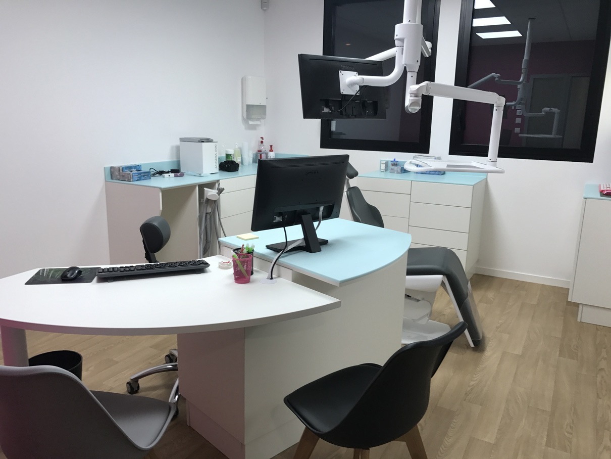 Agencement d'une salle de consultation ergonomique avec un bureau d'accueil