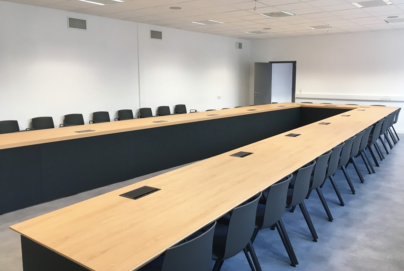 Mobilier de collectivité pour une salle de réunion sur mesure