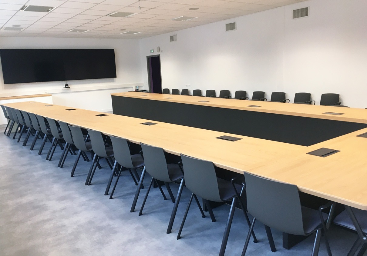 Agencement d'une salle de réunion avec du mobilier pour collectivité