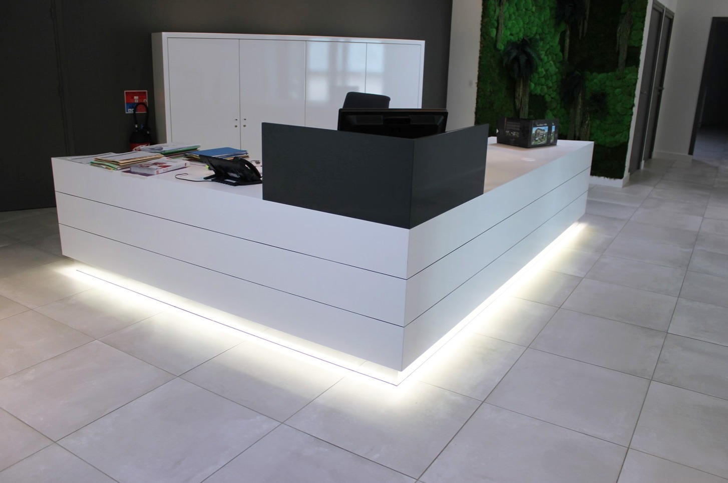 Agencement d'une banque d'accueil sur mesure avec éclairage intégré pour une collectivité