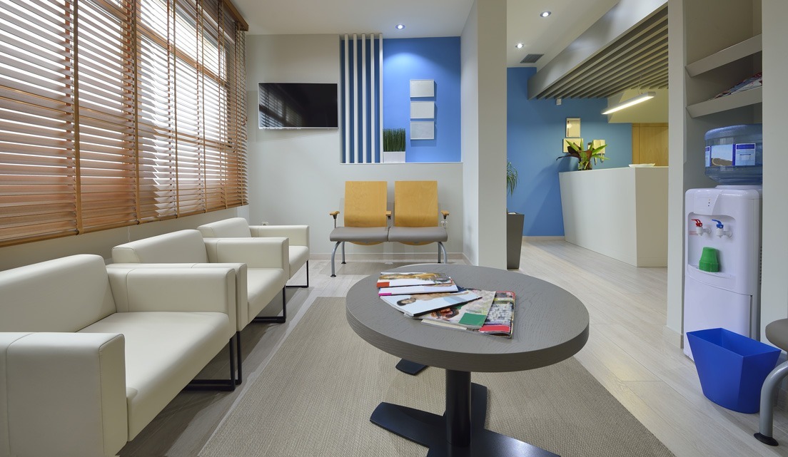 Mobilier élégant pour la salle d'attente d'une collectivité locale