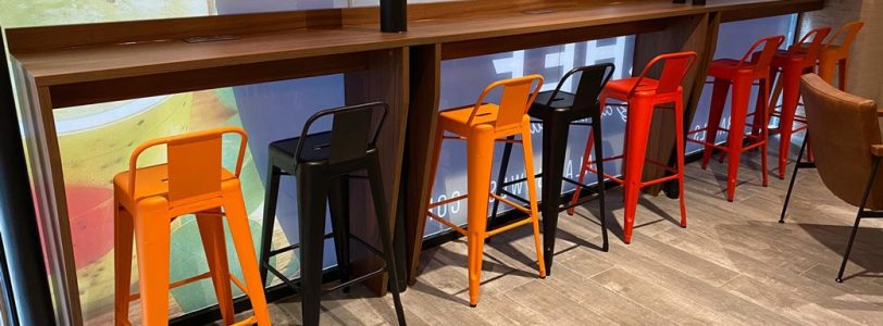 racinea-agencement-fast-food-7 Agencement de tables hautes et tabourets pour une chaîne de fast food