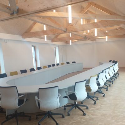 Agencement d'une table de réunion sur mesure pour une mairie